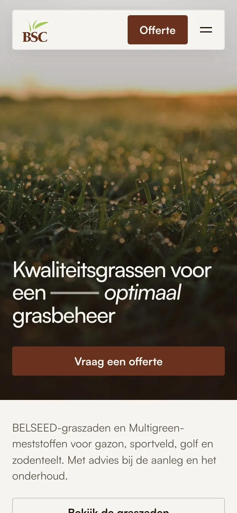 De nieuwe homepage op een smartphone: de slogan over een foto van gras, met de knop Vraag een offerte.